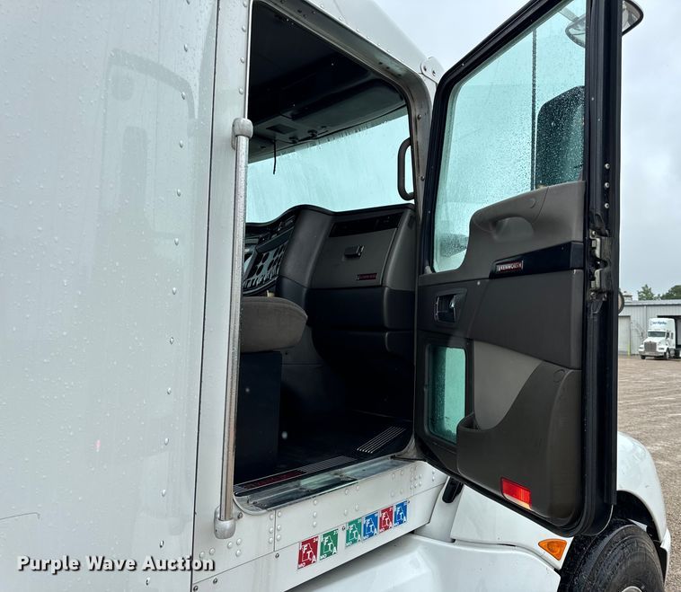 image for item OF9969 2013 Kenworth T660 box truck