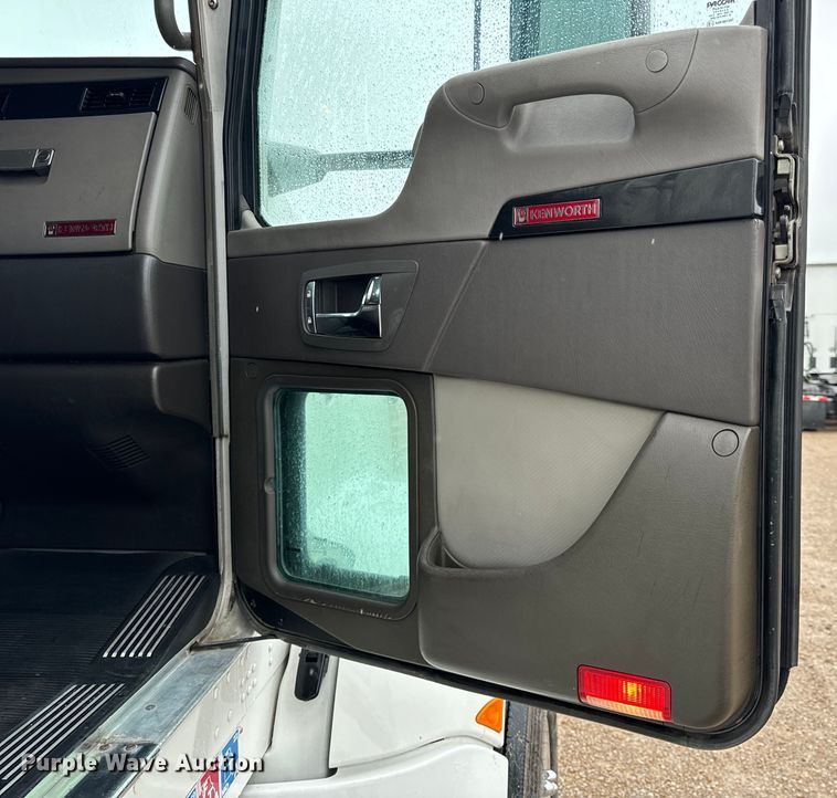 image for item OF9969 2013 Kenworth T660 box truck