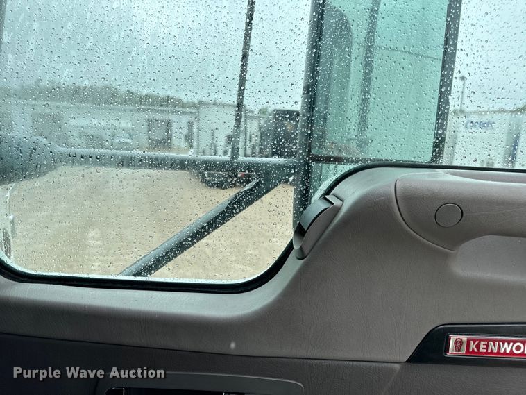 image for item OF9969 2013 Kenworth T660 box truck