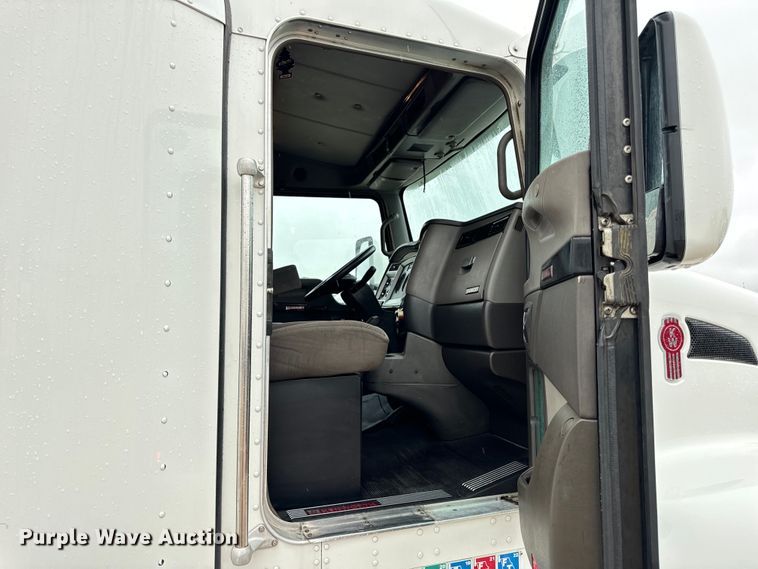 image for item OF9969 2013 Kenworth T660 box truck