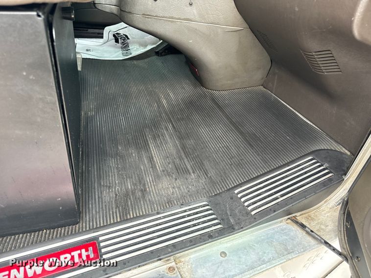 image for item OF9969 2013 Kenworth T660 box truck