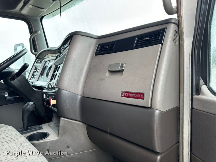 image for item OF9969 2013 Kenworth T660 box truck