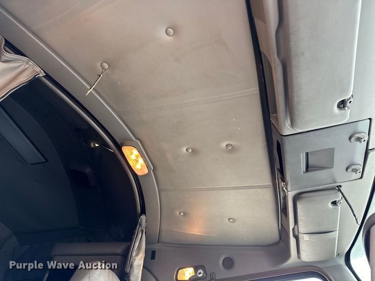 image for item OF9969 2013 Kenworth T660 box truck