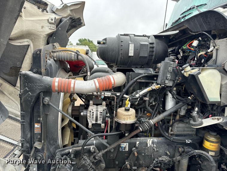 image for item OF9969 2013 Kenworth T660 box truck