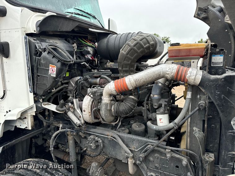 image for item OF9969 2013 Kenworth T660 box truck