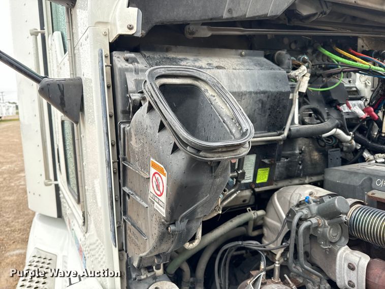 image for item OF9969 2013 Kenworth T660 box truck