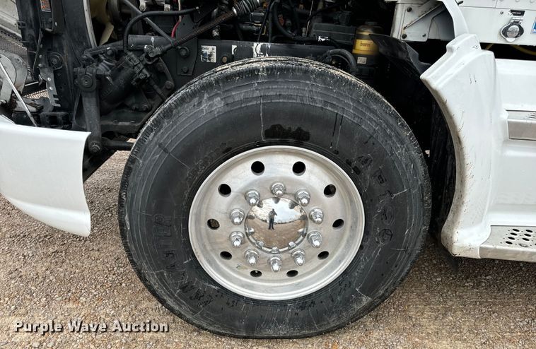 image for item OF9969 2013 Kenworth T660 box truck