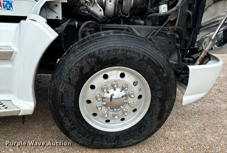 image for item OF9969 2013 Kenworth T660 box truck