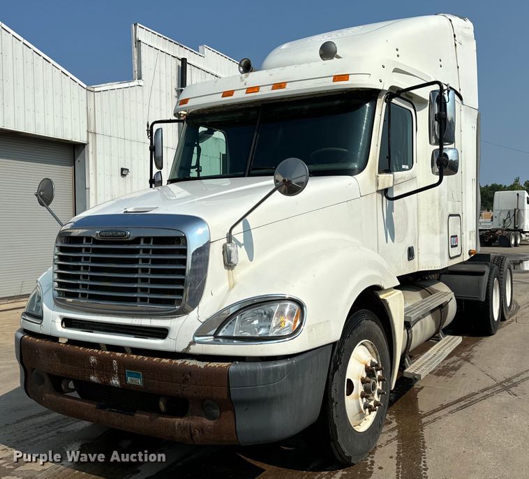 image for item OG9598 2004 Freightliner  CL120 semi truck