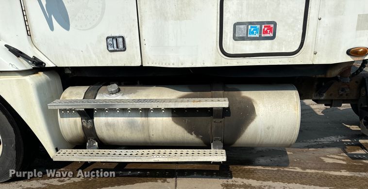 image for item OG9598 2004 Freightliner  CL120 semi truck