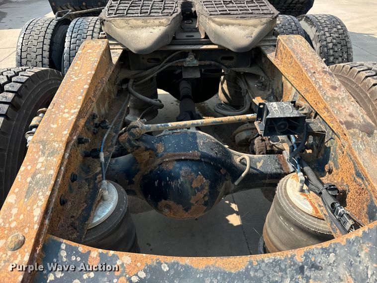 image for item OG9598 2004 Freightliner  CL120 semi truck