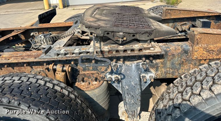 image for item OG9598 2004 Freightliner  CL120 semi truck