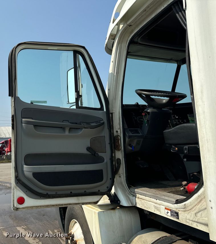 image for item OG9598 2004 Freightliner  CL120 semi truck