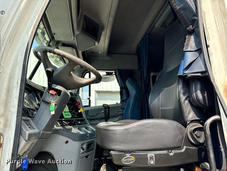 image for item OG9598 2004 Freightliner  CL120 semi truck