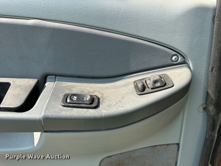 image for item OG9598 2004 Freightliner  CL120 semi truck