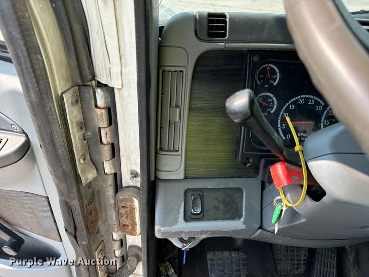 image for item OG9598 2004 Freightliner  CL120 semi truck