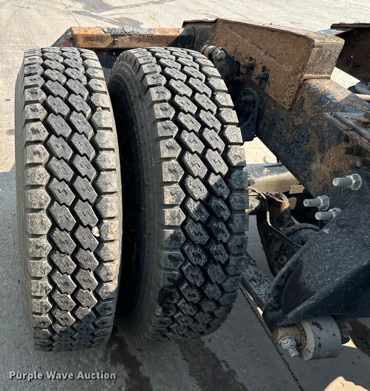 image for item OG9598 2004 Freightliner  CL120 semi truck