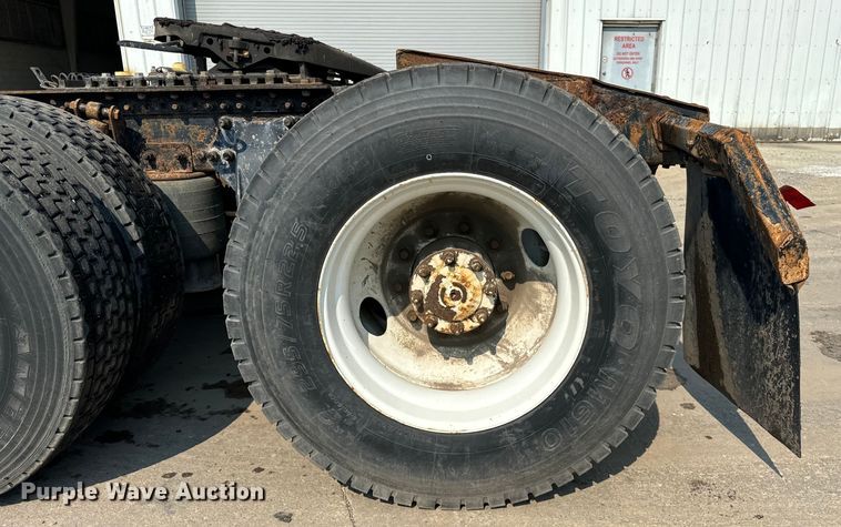 image for item OG9598 2004 Freightliner  CL120 semi truck