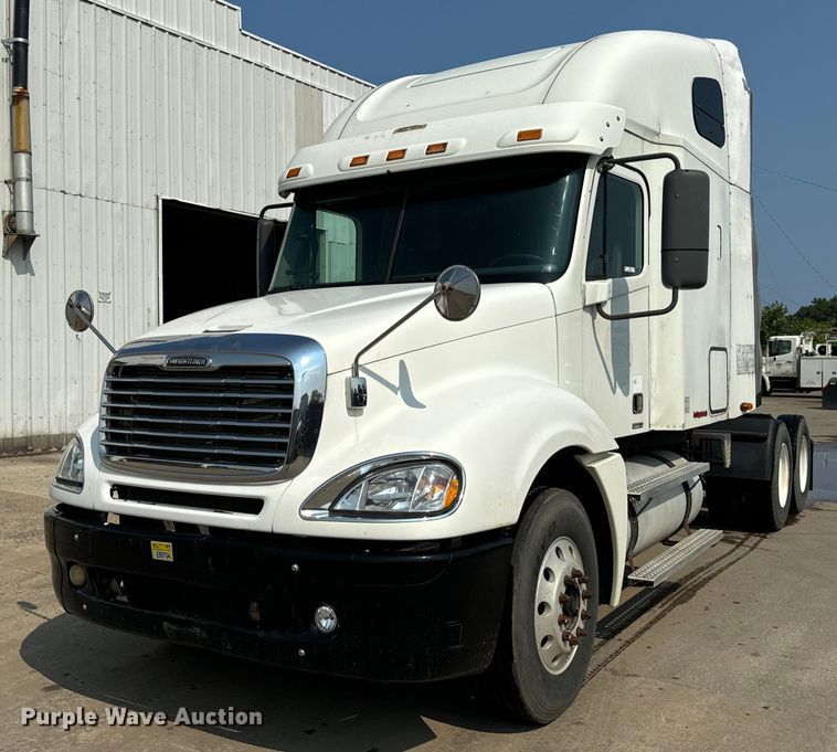 image for item OG9599 2007 Freightliner  Columbia  semi truck