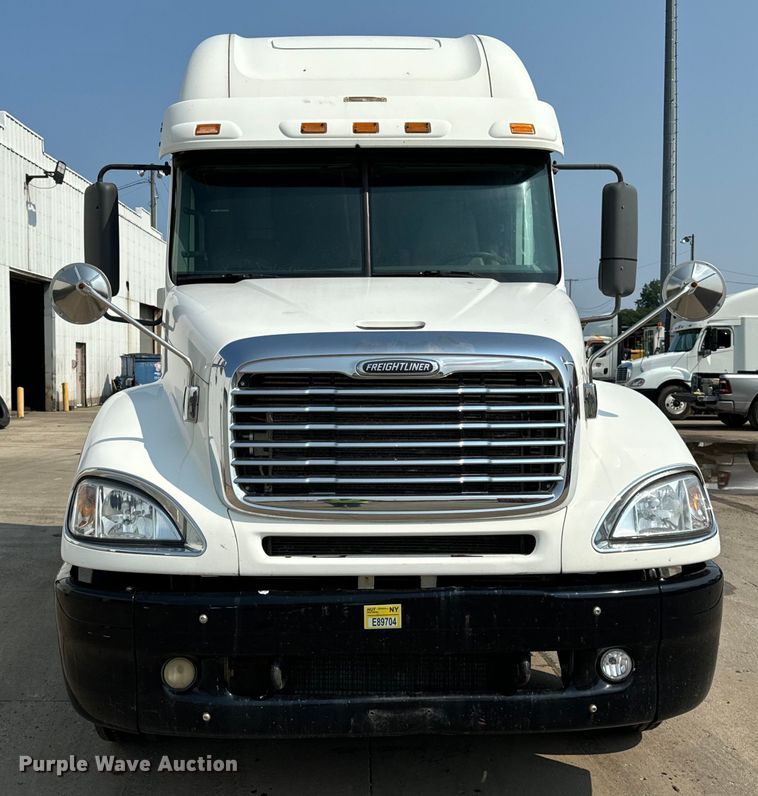 image for item OG9599 2007 Freightliner  Columbia  semi truck