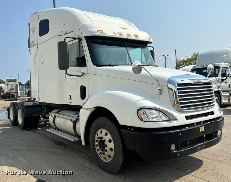 image for item OG9599 2007 Freightliner  Columbia  semi truck
