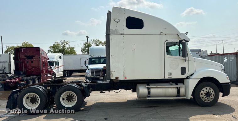 image for item OG9599 2007 Freightliner  Columbia  semi truck