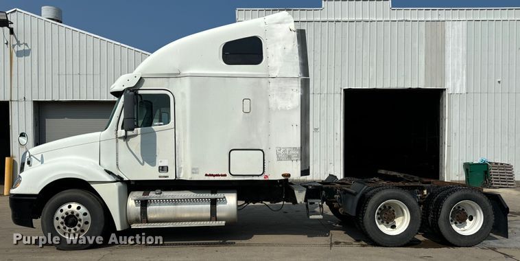 image for item OG9599 2007 Freightliner  Columbia  semi truck