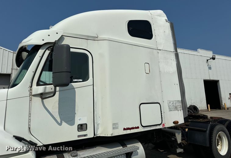 image for item OG9599 2007 Freightliner  Columbia  semi truck