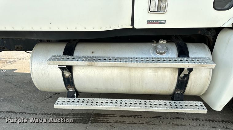 image for item OG9599 2007 Freightliner  Columbia  semi truck