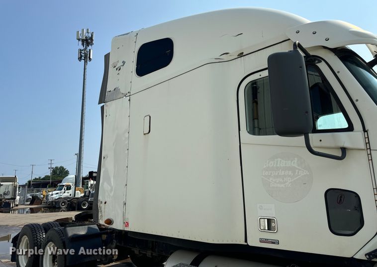 image for item OG9599 2007 Freightliner  Columbia  semi truck