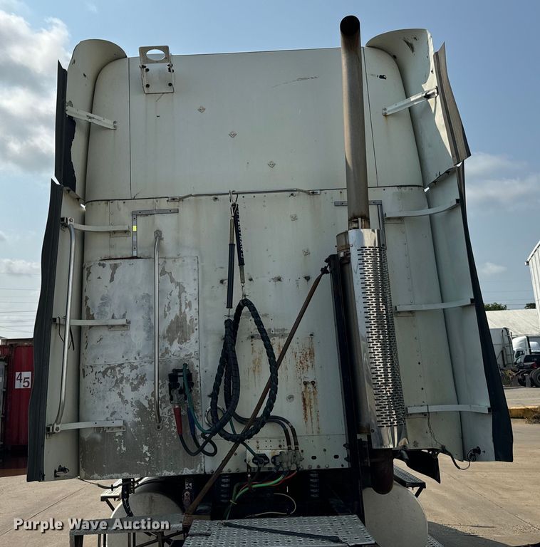 image for item OG9599 2007 Freightliner  Columbia  semi truck