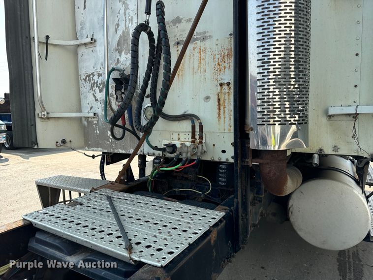 image for item OG9599 2007 Freightliner  Columbia  semi truck