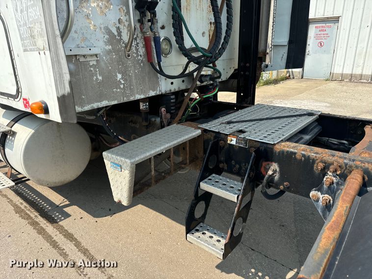 image for item OG9599 2007 Freightliner  Columbia  semi truck