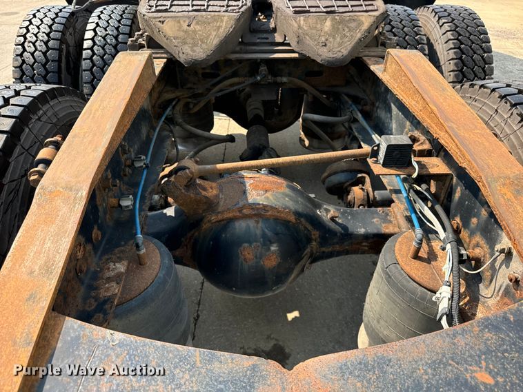 image for item OG9599 2007 Freightliner  Columbia  semi truck