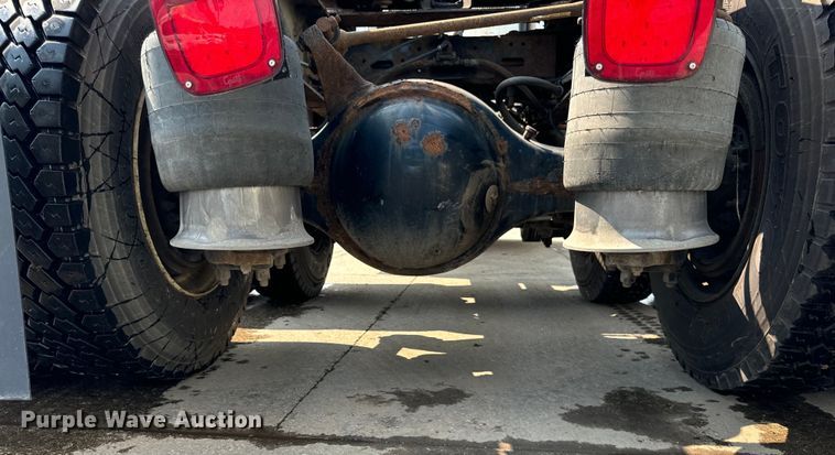 image for item OG9599 2007 Freightliner  Columbia  semi truck