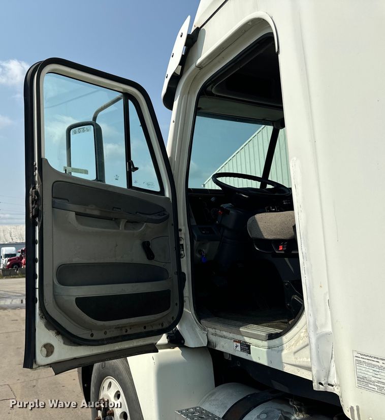 image for item OG9599 2007 Freightliner  Columbia  semi truck