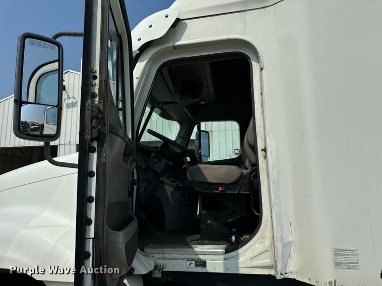 image for item OG9599 2007 Freightliner  Columbia  semi truck