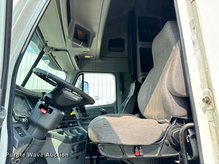 image for item OG9599 2007 Freightliner  Columbia  semi truck