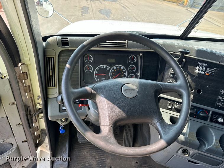 image for item OG9599 2007 Freightliner  Columbia  semi truck