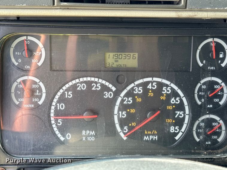 image for item OG9599 2007 Freightliner  Columbia  semi truck