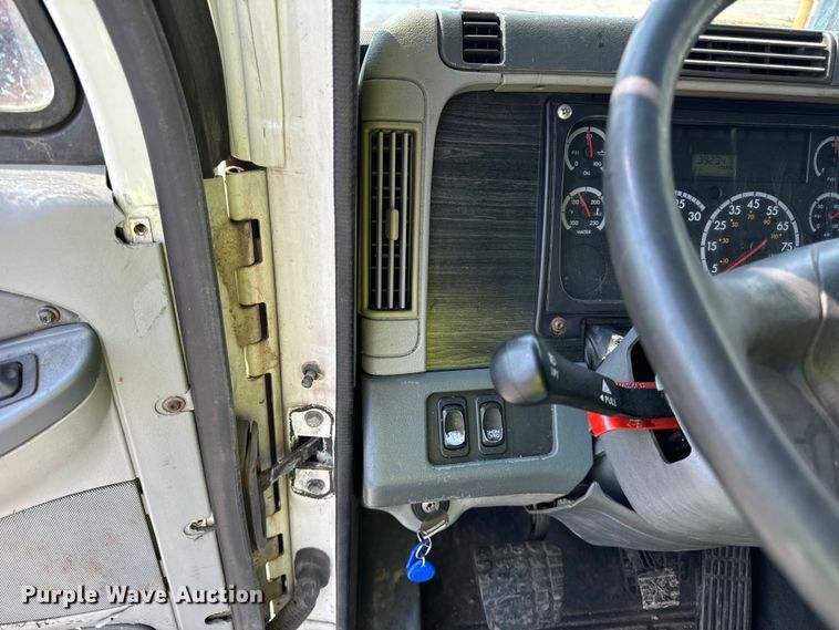 image for item OG9599 2007 Freightliner  Columbia  semi truck