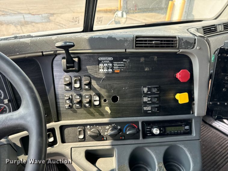 image for item OG9599 2007 Freightliner  Columbia  semi truck