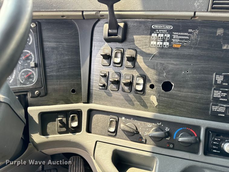 image for item OG9599 2007 Freightliner  Columbia  semi truck