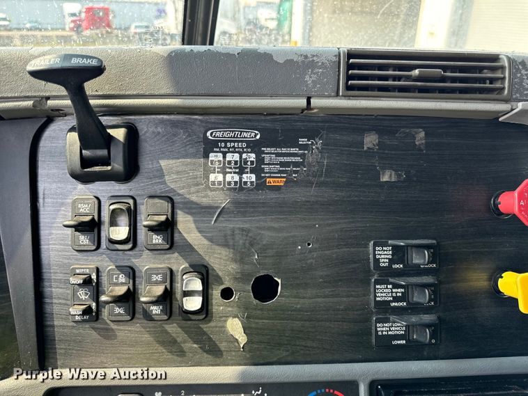 image for item OG9599 2007 Freightliner  Columbia  semi truck