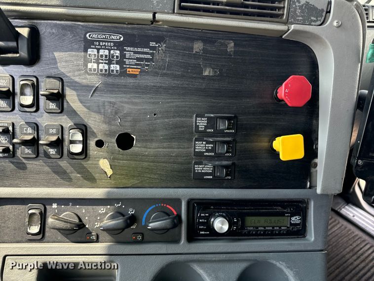 image for item OG9599 2007 Freightliner  Columbia  semi truck