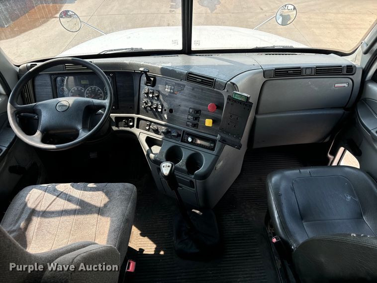 image for item OG9599 2007 Freightliner  Columbia  semi truck