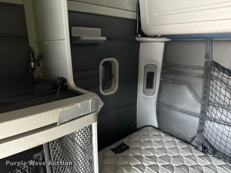 image for item OG9599 2007 Freightliner  Columbia  semi truck