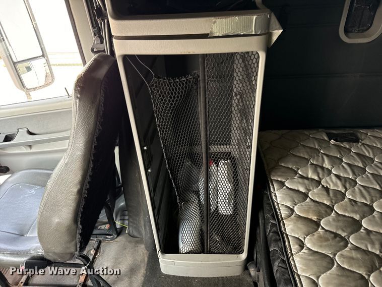 image for item OG9599 2007 Freightliner  Columbia  semi truck