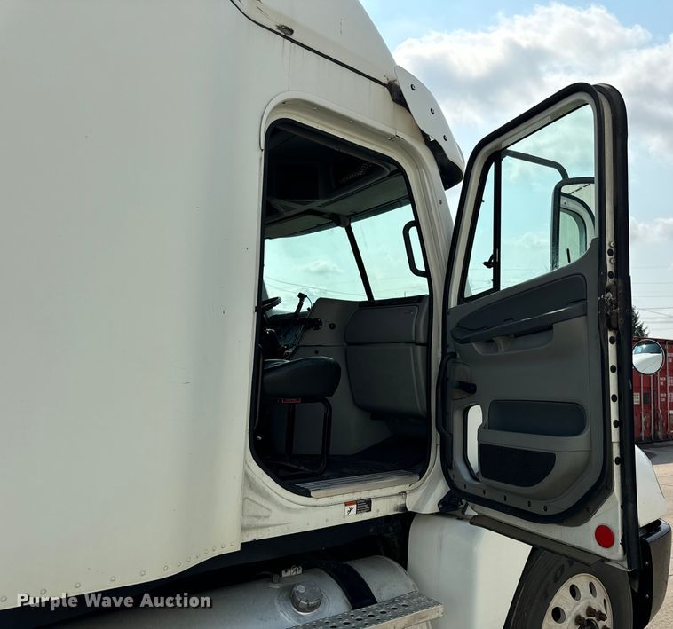 image for item OG9599 2007 Freightliner  Columbia  semi truck