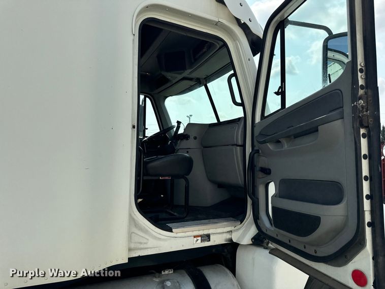 image for item OG9599 2007 Freightliner  Columbia  semi truck